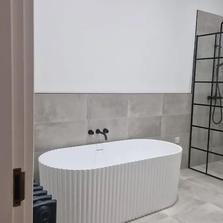 Bridge House Modern Comfort In Historic Stone 스카버러