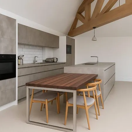 別荘 Bridge House Modern Comfort In Historic Stone