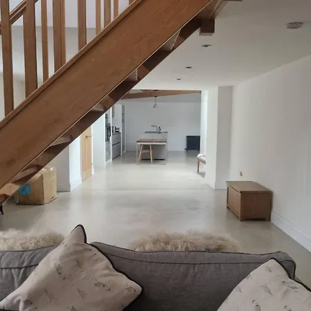 別荘 Bridge House Modern Comfort In Historic Stone