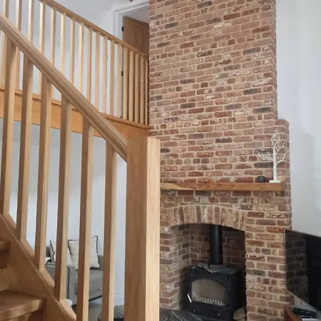 別荘 Bridge House Modern Comfort In Historic Stone