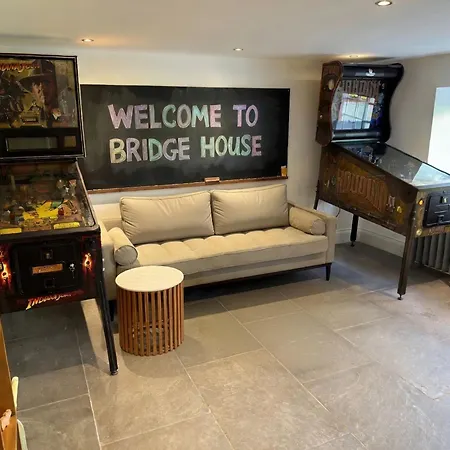 Bridge House Modern Comfort In Historic Stone スカーバラ