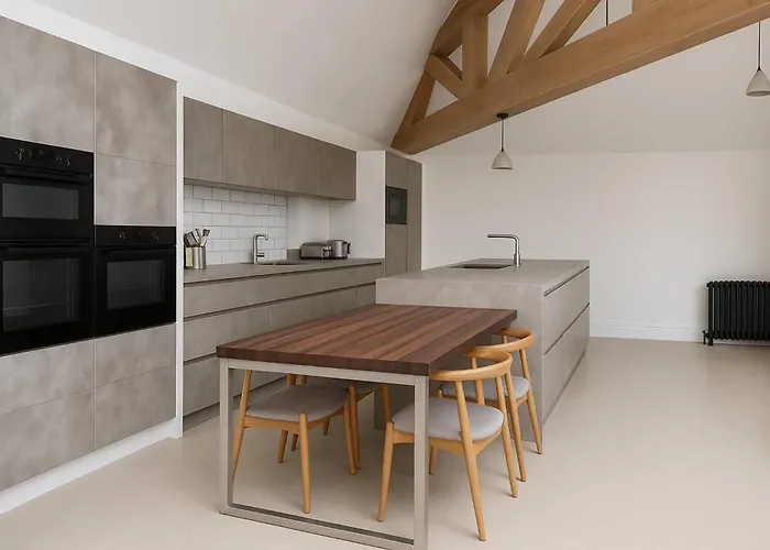 別荘 Bridge House Modern Comfort In Historic Stone