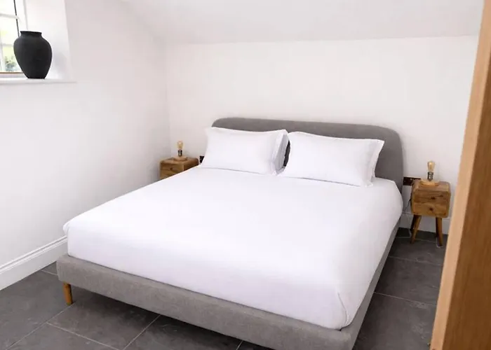 別荘 Bridge House Modern Comfort In Historic Stone *