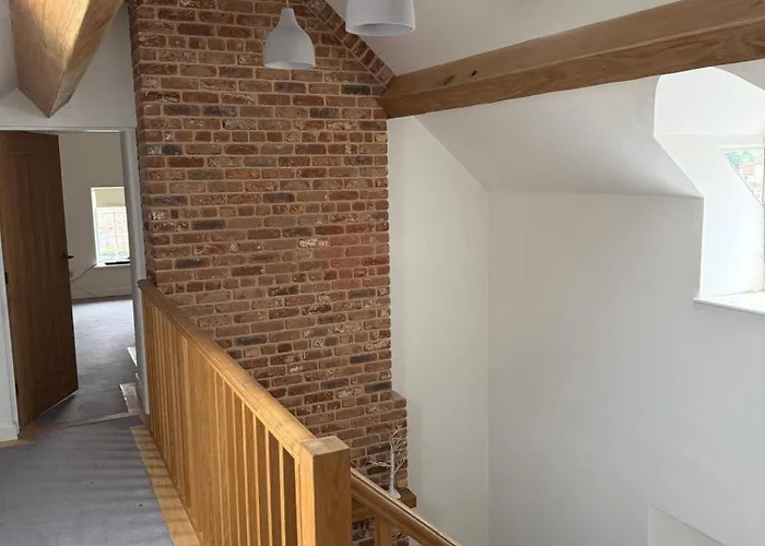 別荘 Bridge House Modern Comfort In Historic Stone