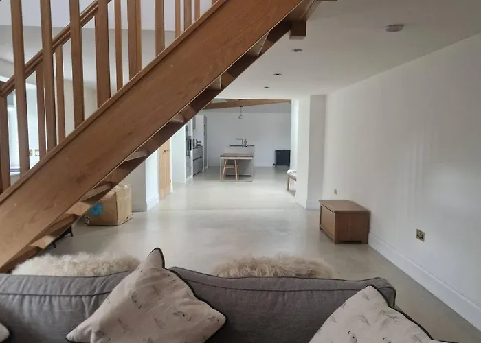 別荘 Bridge House Modern Comfort In Historic Stone